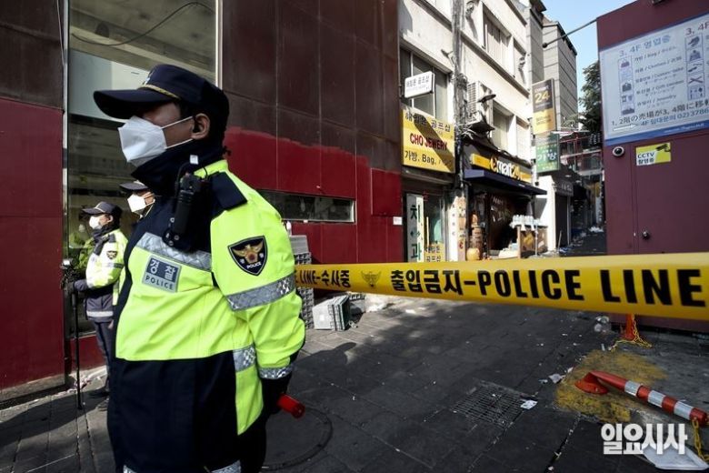 지난해 10월30일, 이태원 참사가 발생했던 골목길 앞에 폴리스라인이 쳐져 있는 가운데 경찰 병력이 진입 차단을 위해 서 있다. ⓒ고성준 기자