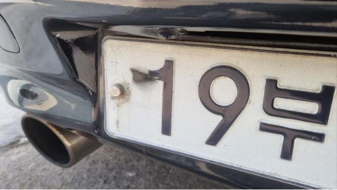 언뜻 보면 차량 번호판 첫 번째 숫자가 ‘7’로 보이지만 이는 숫자 ‘1’에 가로로 칠한 것으로 원래 숫자는 ‘1’인 것으로 확인된다. ⓒ보배드림