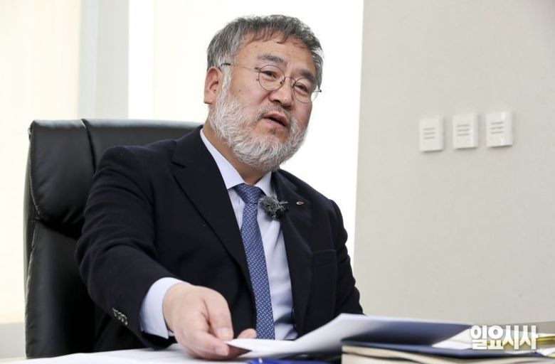 <일요시사>와 인터뷰 갖고 있는 송기춘 군사망사고진상규명위원장 ⓒ고성준 기자