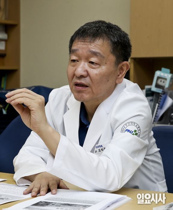 조석주 부산대병원 응급의학과 교수가 의료전달체계 등 현재의 국내 의료시스템 문제에 대해 설명하고 있다. ⓒ고성준 기자