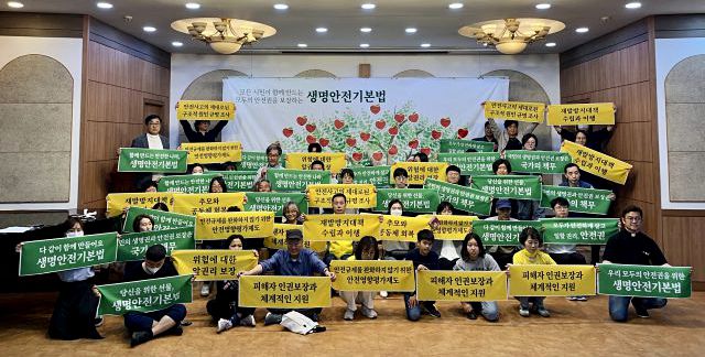생명안전기본법 촉구 중인 생명안전시민넷 관계자들 ⓒ생명안전시민넷