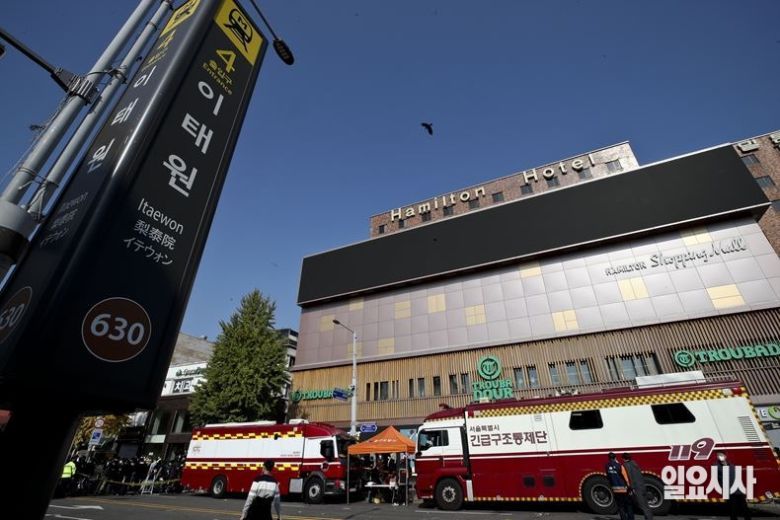 이태원역 4번 출구와 이태원 소재의 해밀톤호텔 ⓒ고성준 기자