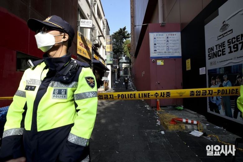 지난해 10월31일, 이태원 참사가 발생했던 서울 이태원 소재의 한 골목 앞에 폴리스라인이 쳐져 있다. ⓒ고성준 기자
