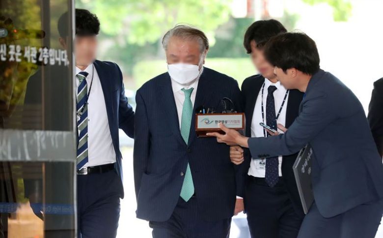 취재진 질문을 받고 있는 정바울 아시아디벨로퍼 회장 ⓒ뉴시스