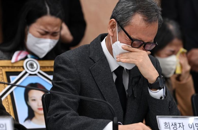 지난해 11월22일, 서울 서초구 민주사회를 위한 변호사모임 대회의실서 열린 10·29 이태원 참사 유가족 기자회견서 눈물 흘리는 희생자 고 이민아씨 부친