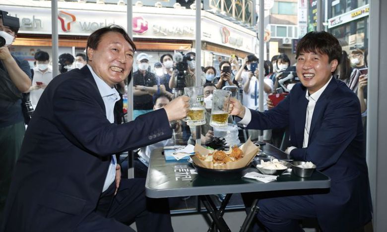 치킨 회동 갖는 이준석 전 국민의힘 대표(사진 오른쪽)와 윤석열 당시 대선후보 ⓒ뉴시스