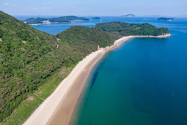 갯벌과 모래사장 모두 즐길 수 있는, 시원스레 펼쳐진 대이작도 해변