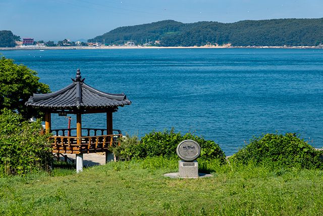 계남분교 앞 영화 촬영지 표지석과 정자 풍경