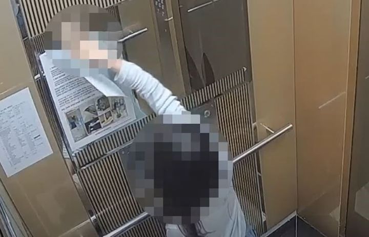 경기도 용인시 기흥구 소재의 한 아파트 엘리베이터 벽면에 부착돼있는 비인가 전단지를 떼어내고 있는 A양의 모습이 CCTV에 담겼다. ⓒJTBC <사건반장>