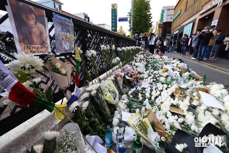 지난 2022년 10월31일, 서울 용산구 이태원동 인근에 마련된 추모공간에 이태원 참사에서 발생한 고인들을 추모하는 백합들이 놓여 있다. ⓒ고성준 기자