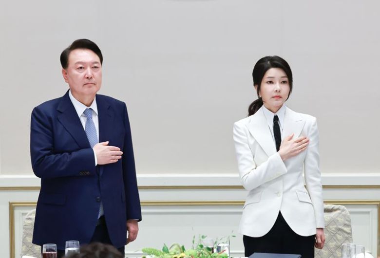 국기에 대한 경례하는 윤석열 대통령과 김건희 여사 ⓒ뉴시스