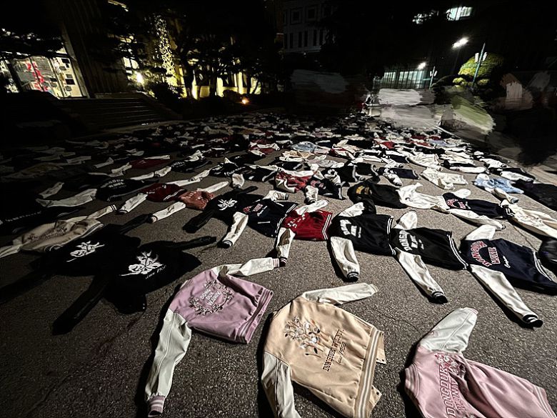 지난 11일, 동덕여대 재학생들이 본관 앞에 과잠(대학 점퍼)을 늘어 놓고 ‘남녀공학 반대’ 시위를 벌이고 있다. ⓒ엑스(X)