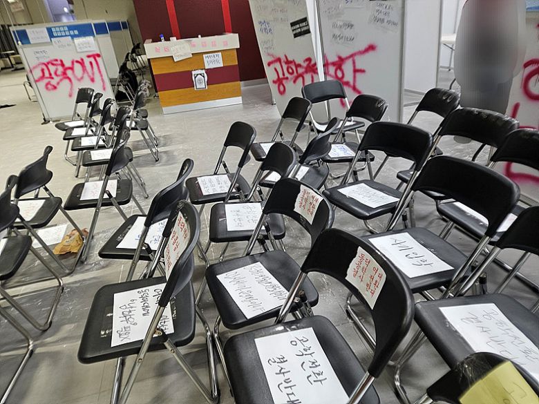 지난 11일, 동덕여대 재학생들이 학교 곳곳에 ‘사기 입학’ ‘공학 전환 결사반대’  등의 글귀를 새겨 넣으며 강력하게 반대 의사를 표출했다. ⓒ엑스(X)