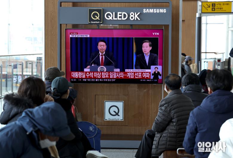 ‘12·3 비상계엄 사태’ 이후인 지난 4일 서울 용산구 서울역 대합실에서 시민들이 관련 뉴스를 시청하고 있다. ⓒ고성준 기자