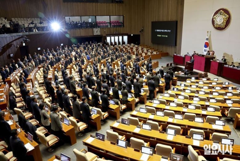 지난해 12월7일, 국회 본회의서 윤석열 대통령 탄핵소추안 표결을 위해 자리하고 있는 더불어민주당 등 야당 의원들. 이날 국민의힘 의원들은 표결 불참을 당론으로 정해 퇴장했던 바 있다. ⓒ고성준 기자