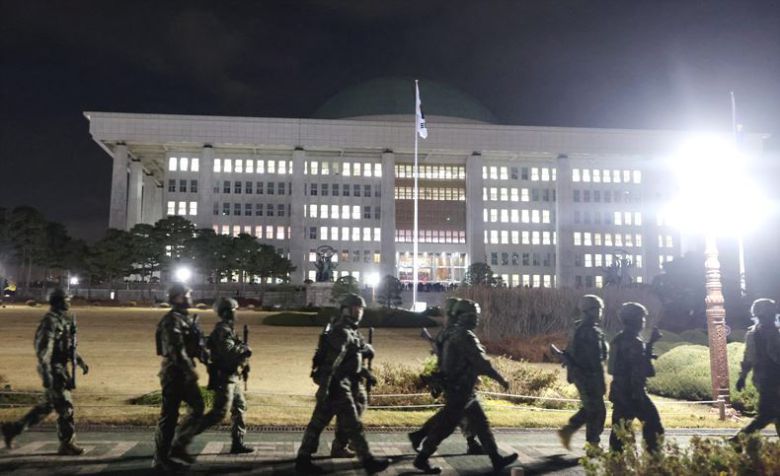 지난해 12월3일, 국회 경내로 이동하고 있는 계엄군 ⓒ뉴시스