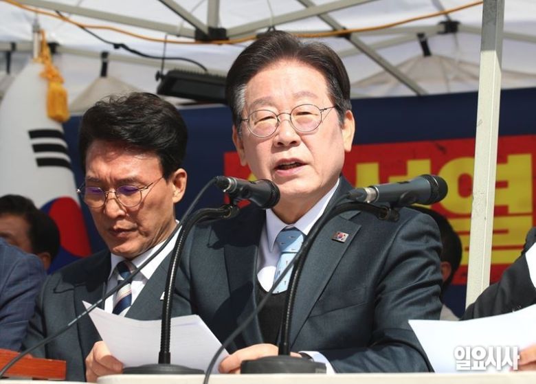 지난 26일, 서울 광화문 소재의 천막당사 현장 최고위원회의서 발언하고 있는 이재명 더불어민주당 대표 ⓒ문경덕 기자