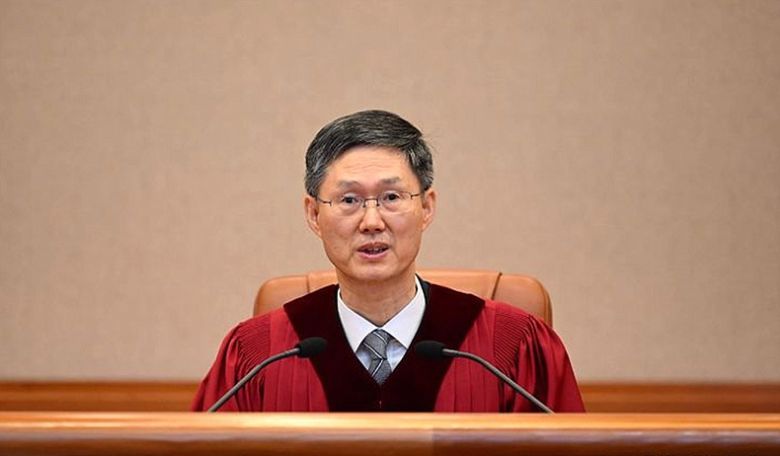 문형배 헌법재판소장 권한대행이 4일, 서울 종로구 헌법재판소서 열린 윤석열 전 대통령의 탄핵심판 선고기일서 결정문을 낭독하고 있다. ⓒ뉴시스