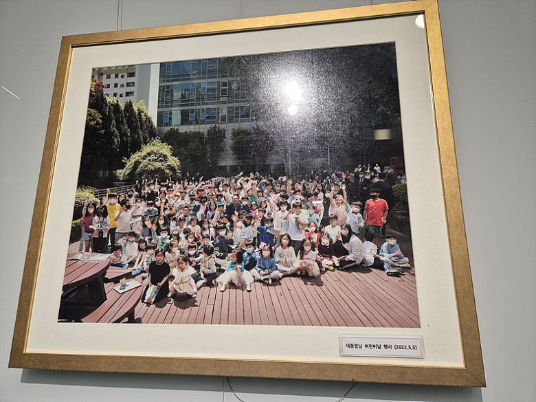 윤 전 대통령이 지난 2022년 5월5일 어린이날을 맞아 아크로비스타에 거주하는 이웃 어린이들과의 기념촬영 사진