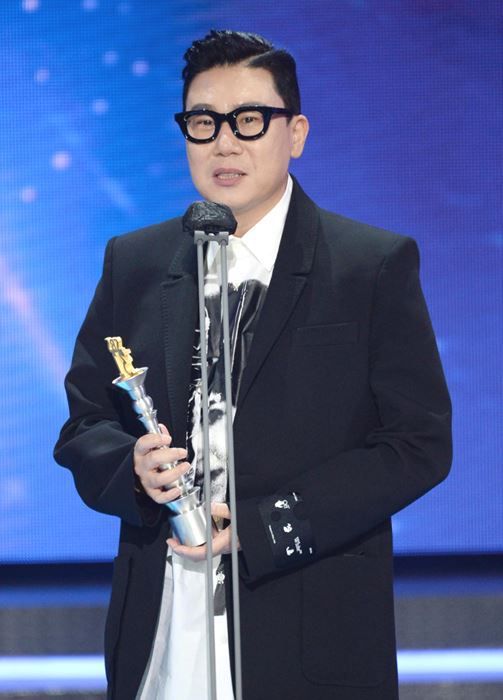 SBS <연예대상 시상식>서 수상 직후 소감 밝히는 방송인 이상민 ⓒSBS