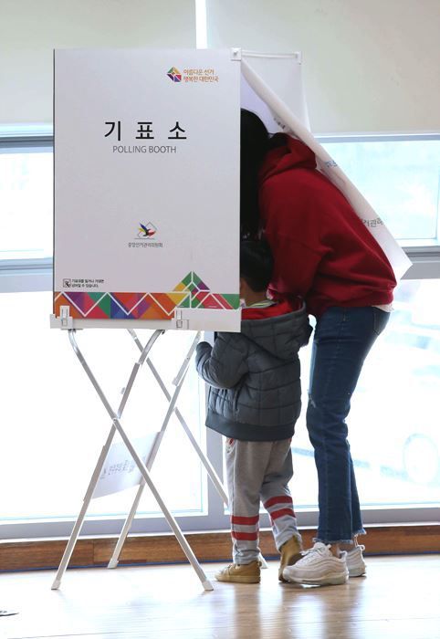 제20대 대선일이었던 지난 2022년 3월9일, 서울 양천구 소재의 한 투표소를 찾은 유권자가 투표를 하고 있다.