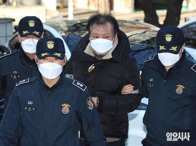 불법 정치자금 수수 혐의로 영장실질심사를 받기 위해 서울남부지법으로 출석 중인 건진법사 전성배씨 ⓒ문경덕 기자