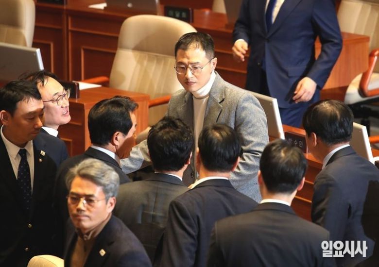 지난해 12월7일, 윤석열 전 대통령 탄핵소추안 표결에 동참한 김상욱 국민의힘 의원(사진 가운데)이 더불어민주당 의원들의 격려를 받으며 본회의장 안으로 입장하고 있다. ⓒ문경덕 기자