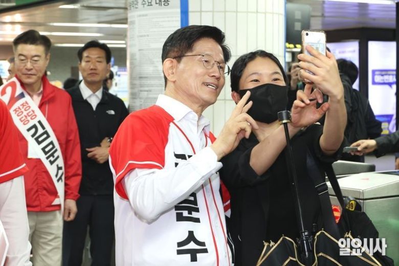 지난 15일, 김문수 국민의힘 대선후보가 서울 신도림역서 한 시민과 기념촬영을 갖고 있다. ⓒ문경덕 기자