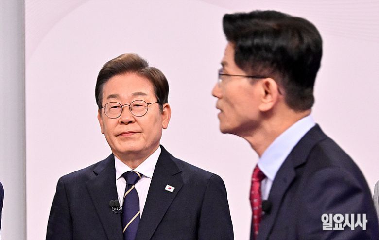 김문수 국민의힘 대선후보가 18일 서울 마포구 SBS프리즘타워서 열린 중앙선거방송토론위원회 주관 제21대 대통령선거 후보자 토론회에 참석하고 있다. 사진 왼쪽은 이재명 더불어민주당 대선후보 ⓒ국회사진취재단