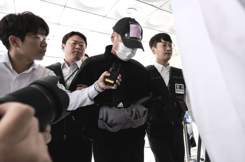 지난 17일, 서울 서초구 소재의 서울중앙지법 영장실질심사를 받기 위해 이동 중인 ‘손흥민 협박 남성’ 용모씨 ⓒ뉴시스