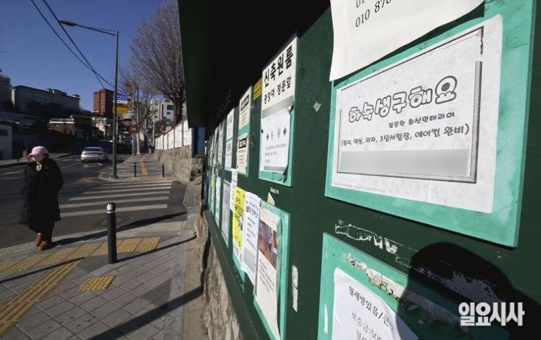 대학가 벽에 붙어 있는 하숙생 구인 벽보 ⓒ고성준 기자