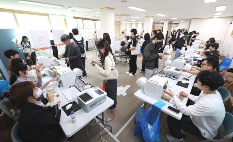 제21대 대통령선거 사전투표 첫날이었던 지난달 29일, 유권자들이 서울 서대문구 구 신촌동주민센터를 찾아 투표를 하고 있다. ⓒ뉴시스