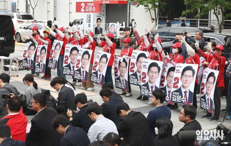 지난달 19일, 김문수 국민의힘 대선후보 선거운동원들이 서울 중랑구 소재의 청계광장서 유세를 갖고 있다. ⓒ문경덕 기자