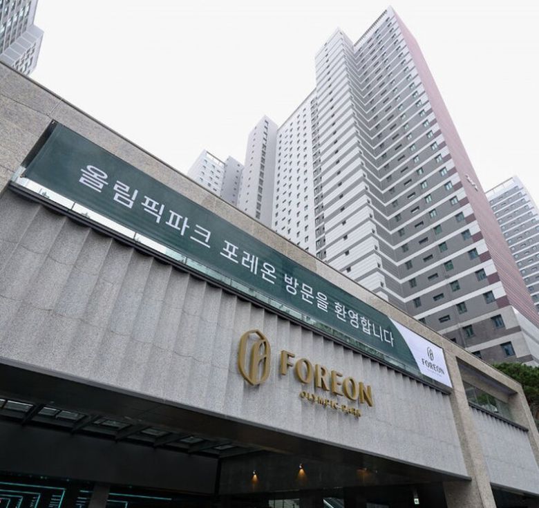 10일부터 ‘줍줍’으로 불리는 무주택 청약 신청 시 무주택자만 참여할 수 있도록 제도가 개편된다. 사진은 변경 사항이 처음 적용될 단지로 유력한 서울 강동구 올림픽파크포레온(둔촌주공) 아파트 전경 ⓒ뉴시스