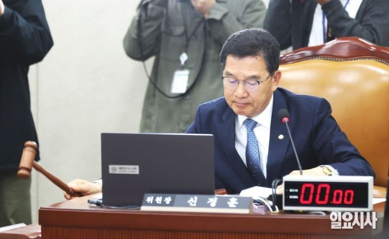 24일, 공직선거법 위반 혐의 2심에서 검찰로부터 500만원을 구형받은 신정훈 더불어민주당 의원. 신 의원은 국회 행정안전위원장도 맡고 있다. ⓒ문경덕 기자