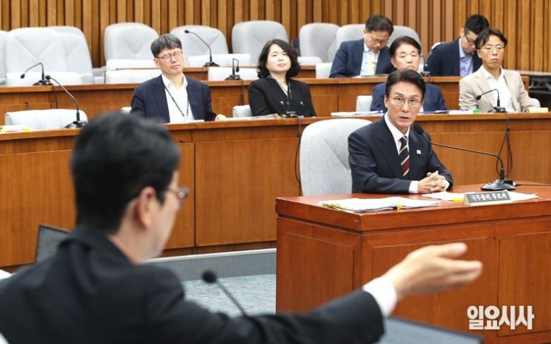 김민석 국무총리 후보자가 주진우 국민의힘 의원(사진 왼쪽)에게 질의를 받고 있다. ⓒ문경덕 기자