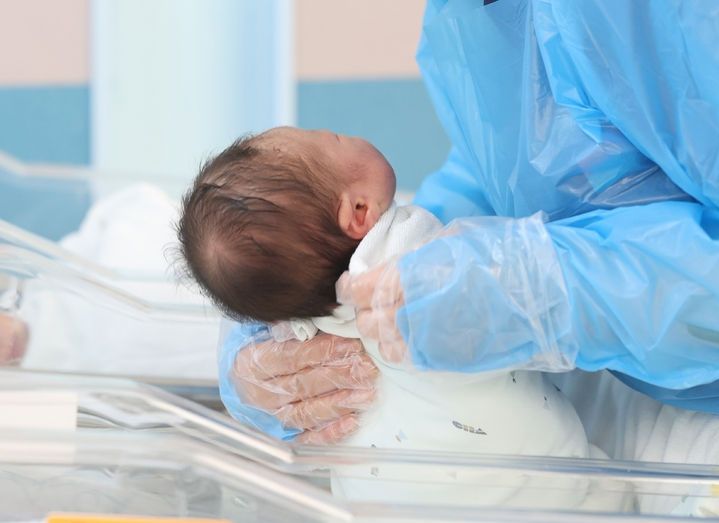 저출산·고령화 현상이 생산가능인구 감소 및 지방 소멸 우려와 맞물려 심각한 한국 사회 문제로 떠오르고 있다. 사진은 지난 5월28일, 경기도 소재의 한 병원에서 간호사가 신생아를 돌보고 있는 모습 ⓒ뉴시스