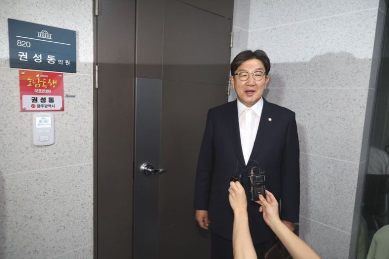 권성동 국민의힘 의원이 지난 18일, 특검의 압수수색영장 집행에 대한 입장을 묻는 취재진 질의에 답변하고 있다. ⓒ뉴시스