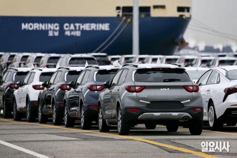 경기 평택시 기아자동차 평택항 수출전용부두에 수출을 앞두고 있는 차량들이 주차돼있다. ⓒ고성준 기자