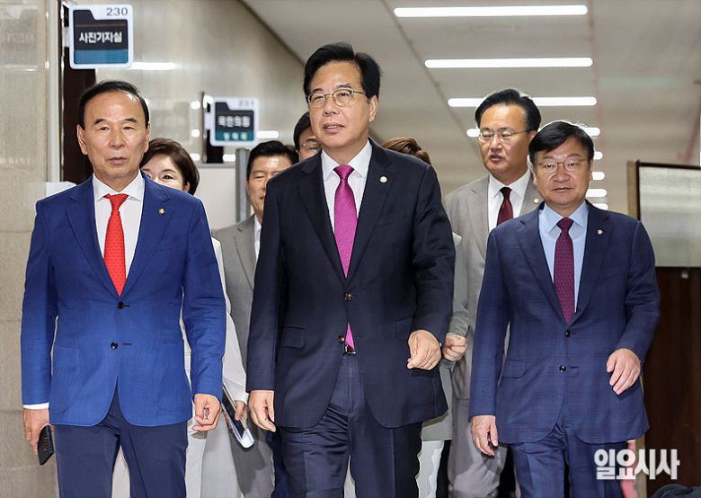 송언석 국민의힘 비상대책위원장이 지난달 7일 오전 서울 여의도 국회에서 열린 비상대책위원회의에 참석하고 있다. 사진 왼쪽부터 박덕흠 국민의힘 비상대책위원, 송 비대위원장, 정점식 사무총장 ⓒ고성준 기자