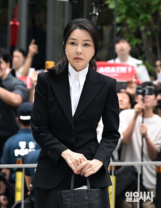 도이치모터스 주가조작 연루 의혹을 받는 김건희 여사가 지난 6일 오전 서울 종로구 김건희특검팀(특별검사 민중기) 사무실에 피의자 신분으로 출석하고 있다. ⓒ고성준 기자