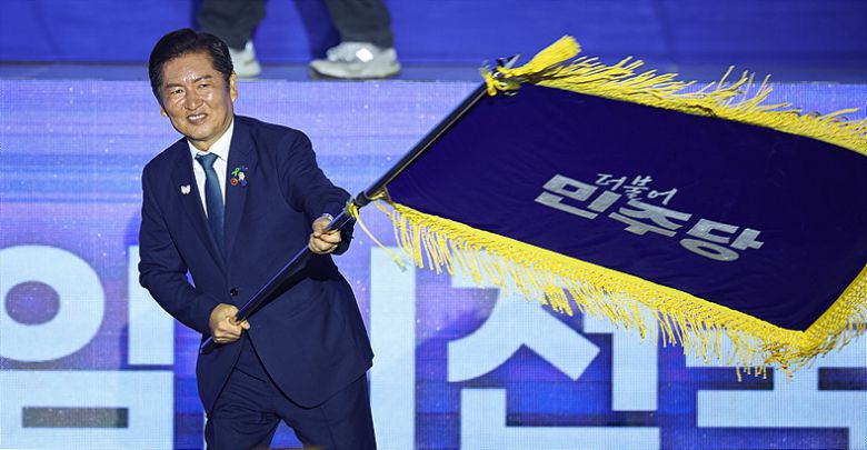 당기 흔드는 정청래 신임 더불어민주당 대표 ⓒ뉴시스