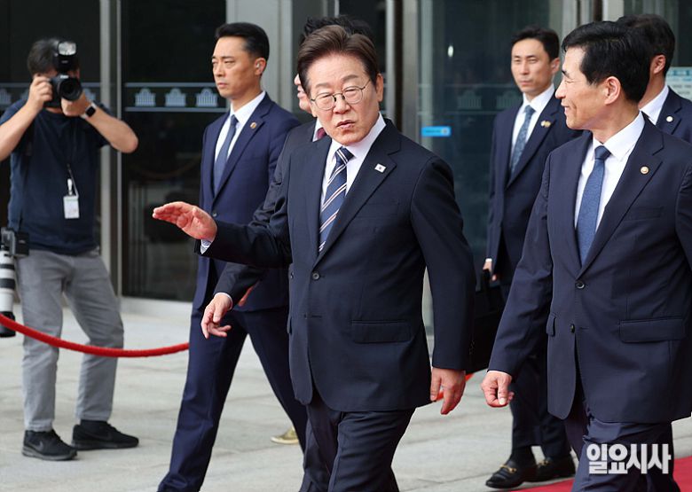 이재명 대통령이 지난 6월26일 서울 여의도 국회에서 추가경정예산에 대한 시정연설을 마치고 본청을 나서고 있다. ⓒ국회사진기자단