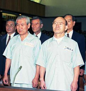 (사진 왼쪽부터) 노태우 전 대통령과 전두환씨 ⓒe역사관