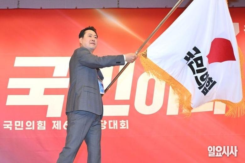 당기 흔들어보이는 장동혁 국민의힘 신임 대표 ⓒ고성준 기자