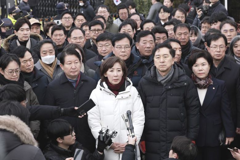 나경원(사진 가운데), 김기현 등 윤석열 전 대통령 관저 인근에 집결한 국민의힘 의원들 ⓒ뉴시스