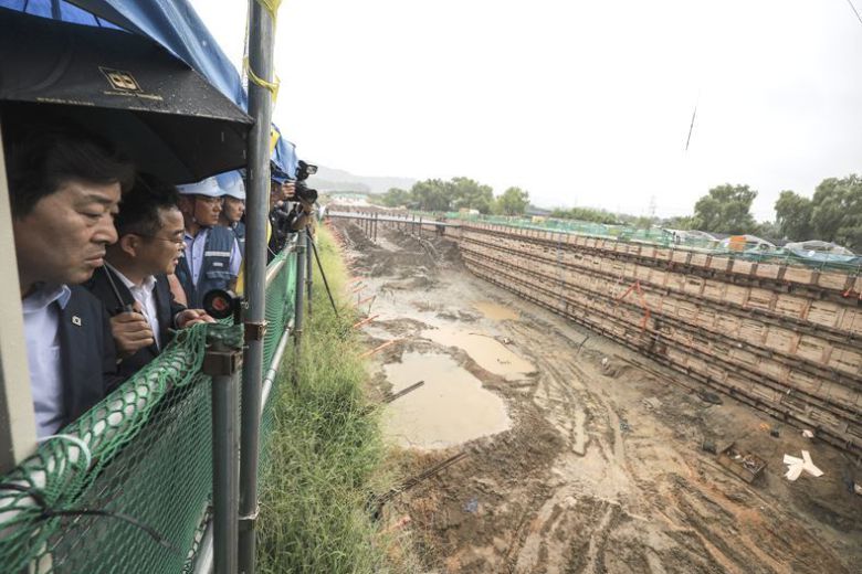 지난달 6일, 포스코이앤씨 광명 고속도로 공사 사고 현장을 둘러보고 있는 을지로위원회 ⓒ뉴시스