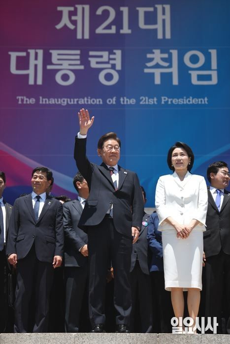 지난 6월4일, 서울 여의도 국회에서 열린 대통령 취임식에서 손을 들어보이고 있는 이재명 대통령과 김혜경 여사 ⓒ국회사진기자단