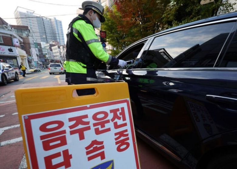 음주 운전을 단속 중인 경찰관 ⓒ뉴시스