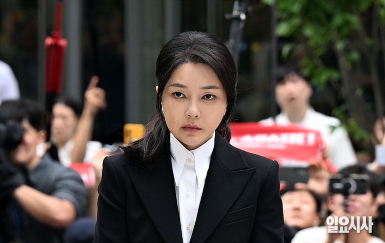 김건희 여사가 지난 8월6일 오전 서울 종로구 김건희특검팀 사무실에 피의자 신분으로 출석하고 있다. ⓒ고성준 기자